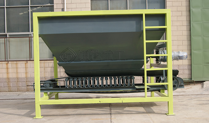 鏟車喂料機2.jpg 鏟車喂料機2.jpg