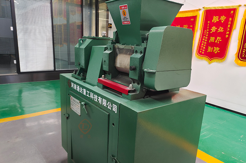 對輥擠壓造粒機.jpg 對輥擠壓造粒機.jpg