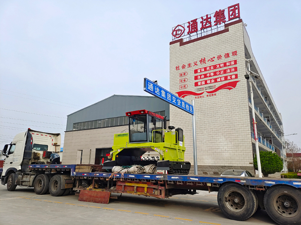 履帶式翻拋機發往山東萊西1.jpg