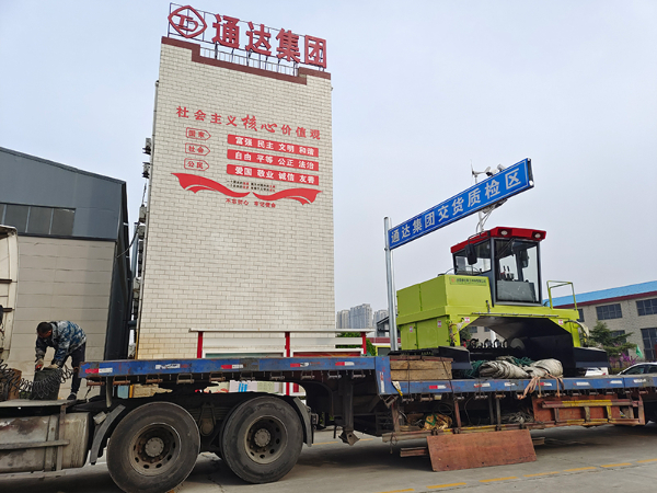 履帶式翻拋機發往山東萊西2.jpg 履帶式翻拋機發往山東萊西2.jpg