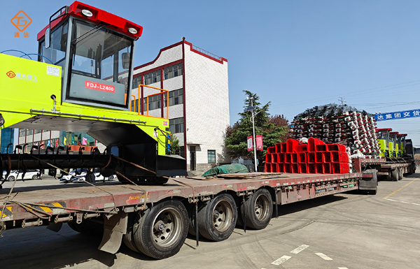 5臺履帶翻堆機發貨1.jpg 5臺履帶翻堆機發貨1.jpg